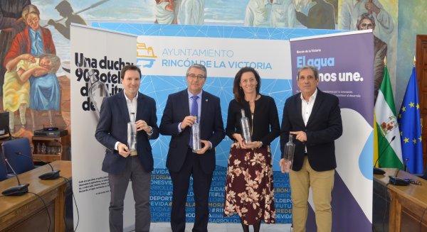 Rincón de la Victoria e Hidralia trabajarán para concienciar sobre el uso responsable del agua del grifo