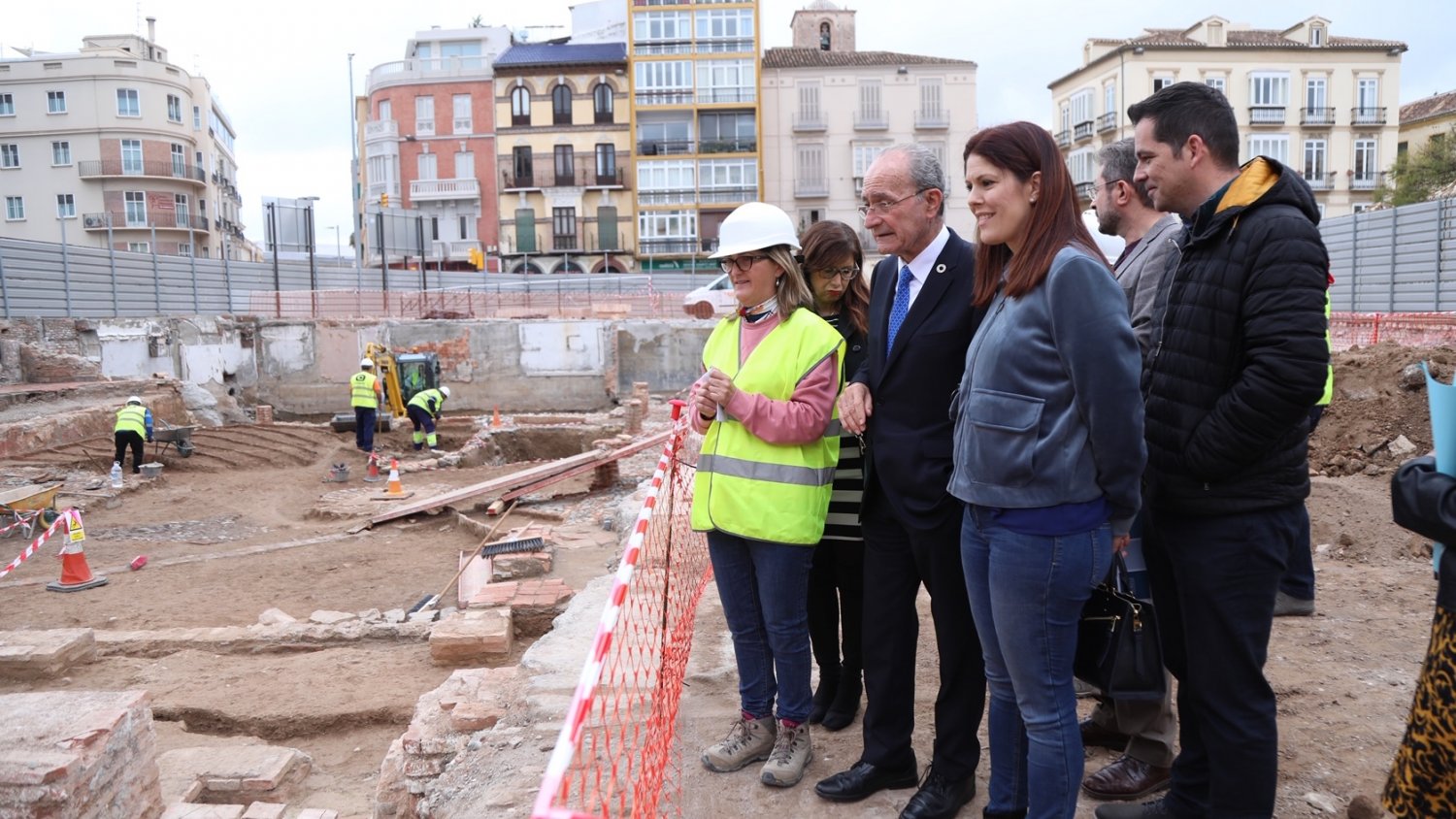 De la Torre visita las actuaciones arqueológicas del Astoria-Victoria y prevé que las obras terminen en julio