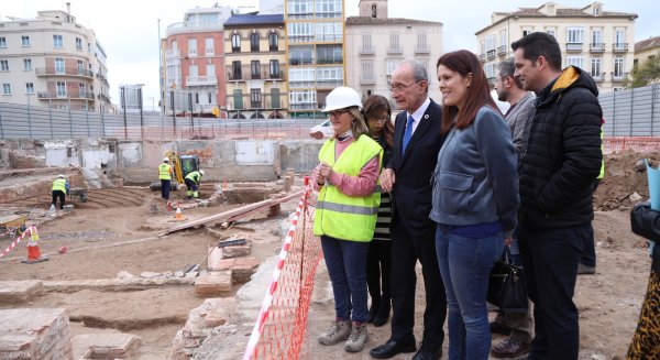 De la Torre visita las actuaciones arqueológicas del Astoria-Victoria y prevé que las obras terminen en julio