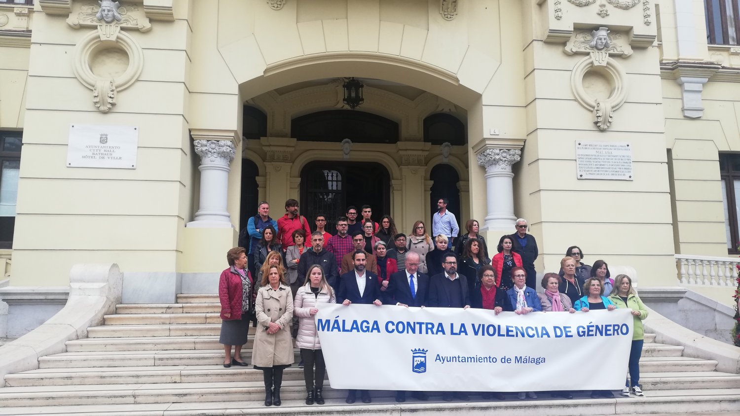 Ayuntamiento de Málaga mantiene un minuto de silencio por la última víctima de violencia machista