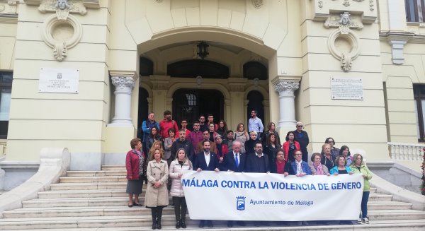 Ayuntamiento de Málaga mantiene un minuto de silencio por la última víctima de violencia machista