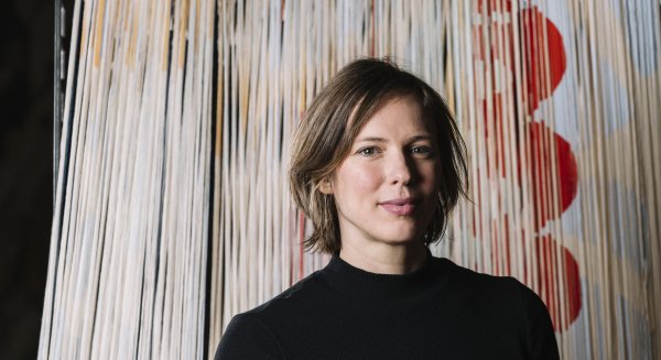 La artista malagueña Leonor Serrano Rivas, finalista del Premio Cervezas Alhambra de Arte Emergente