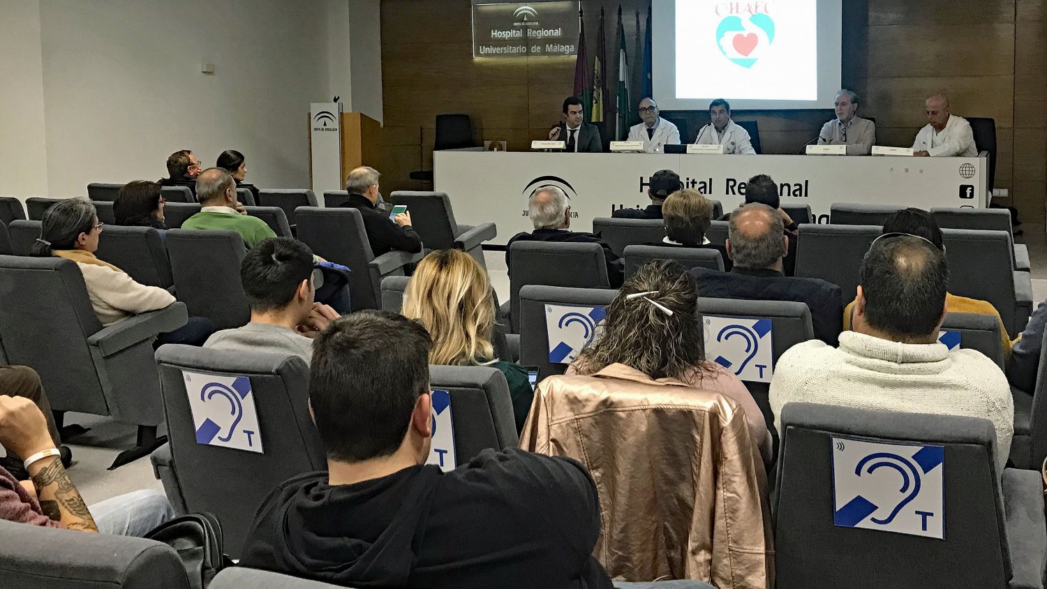 El Hospital Regional de Málaga forma en técnicas de RCP a Policía Local y entrenadores deportivos
