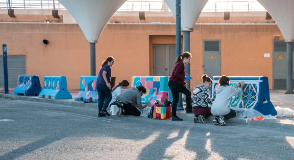Alumnos de la Escuela de San Telmo pintan separadores viales de la terminal de cruceros de Málaga