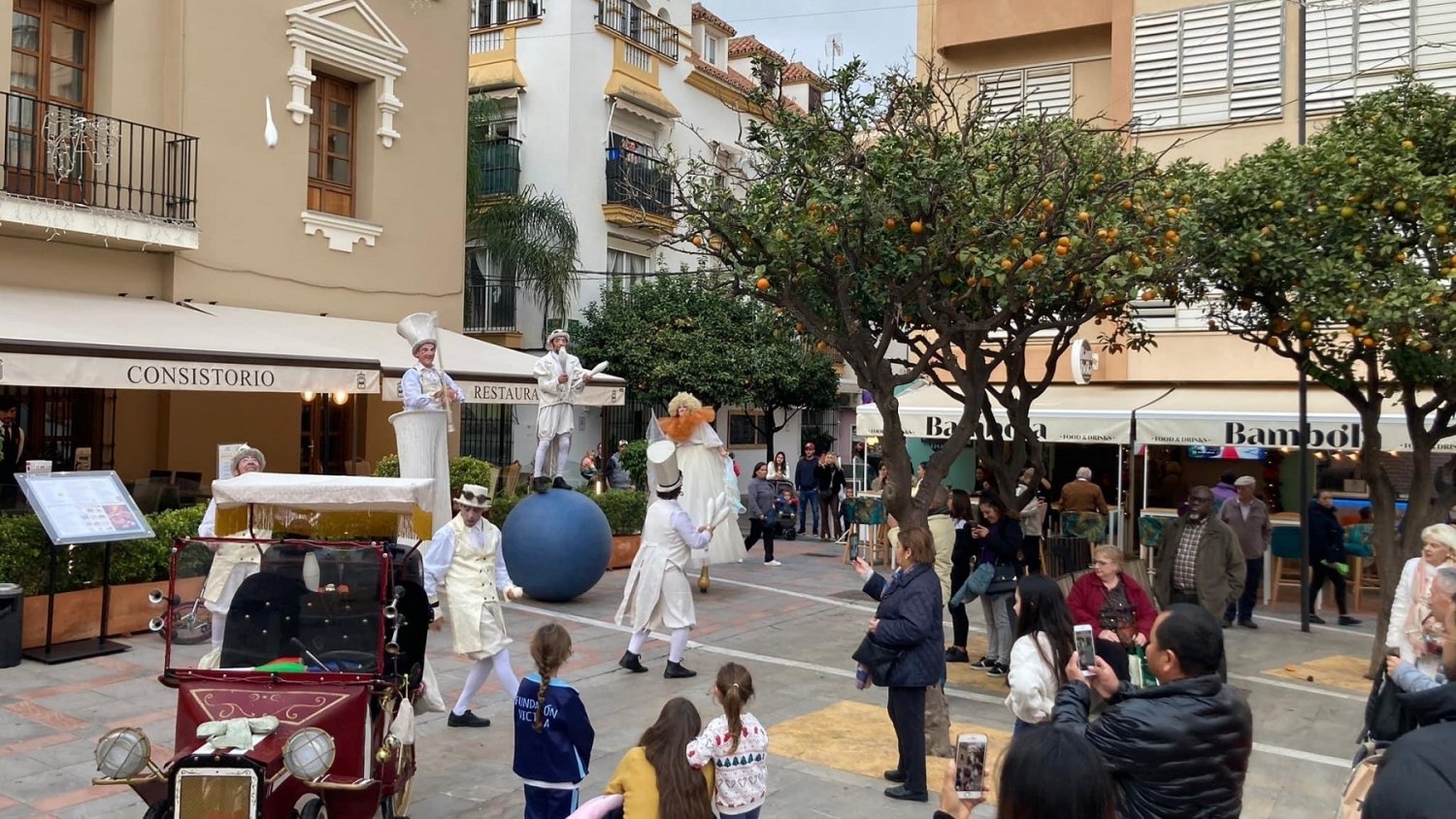 Fuengirola dinamiza la actividad comercial en los barrios con música y pasacalles