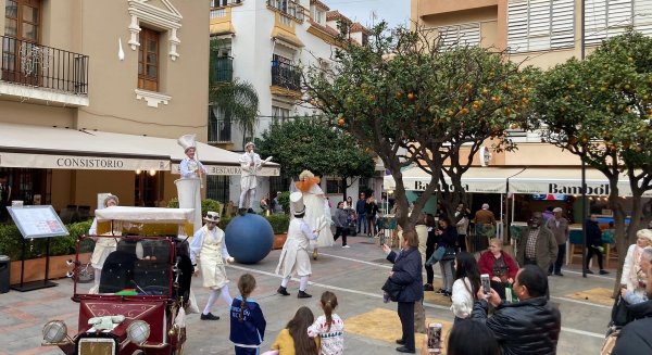 Fuengirola dinamiza la actividad comercial en los barrios con música y pasacalles