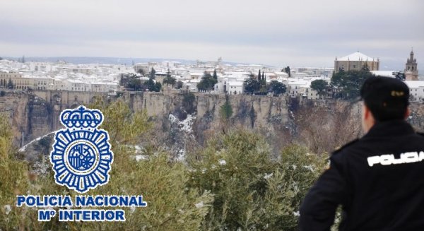 Detenidos tras tratar de asfixiar a un trabajador de un hotel con la corbata del uniforme para robarle el móvil