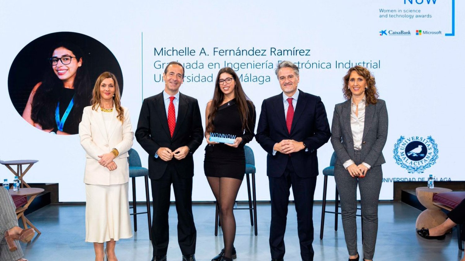 UMA.- La estudiante de la universidad Michelle A. Fernández, reconocida con el premio WONNOW