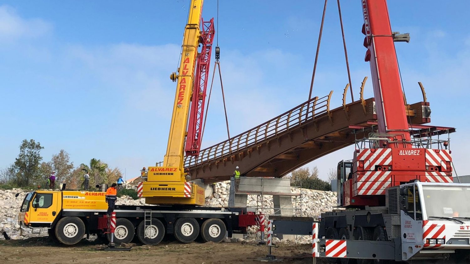 Avanza la pasarela de madera sobre el río Guadalhorce con la instalación de tres nuevos tramos