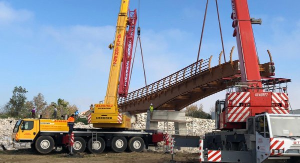 Avanza la pasarela de madera sobre el río Guadalhorce con la instalación de tres nuevos tramos