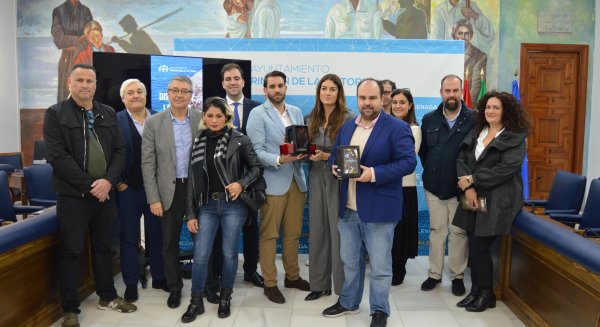 Rincón de la Victoria incorpora pantallas digitales en los laterales de los servilleteros tradicionales