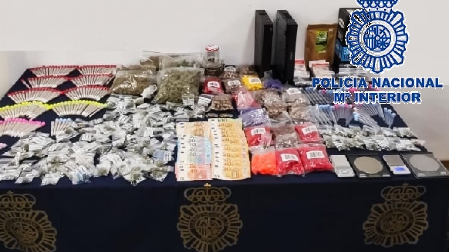 Desmantelan un local dedicado a comercializar y favorecer el consumo de marihuana en Marbella