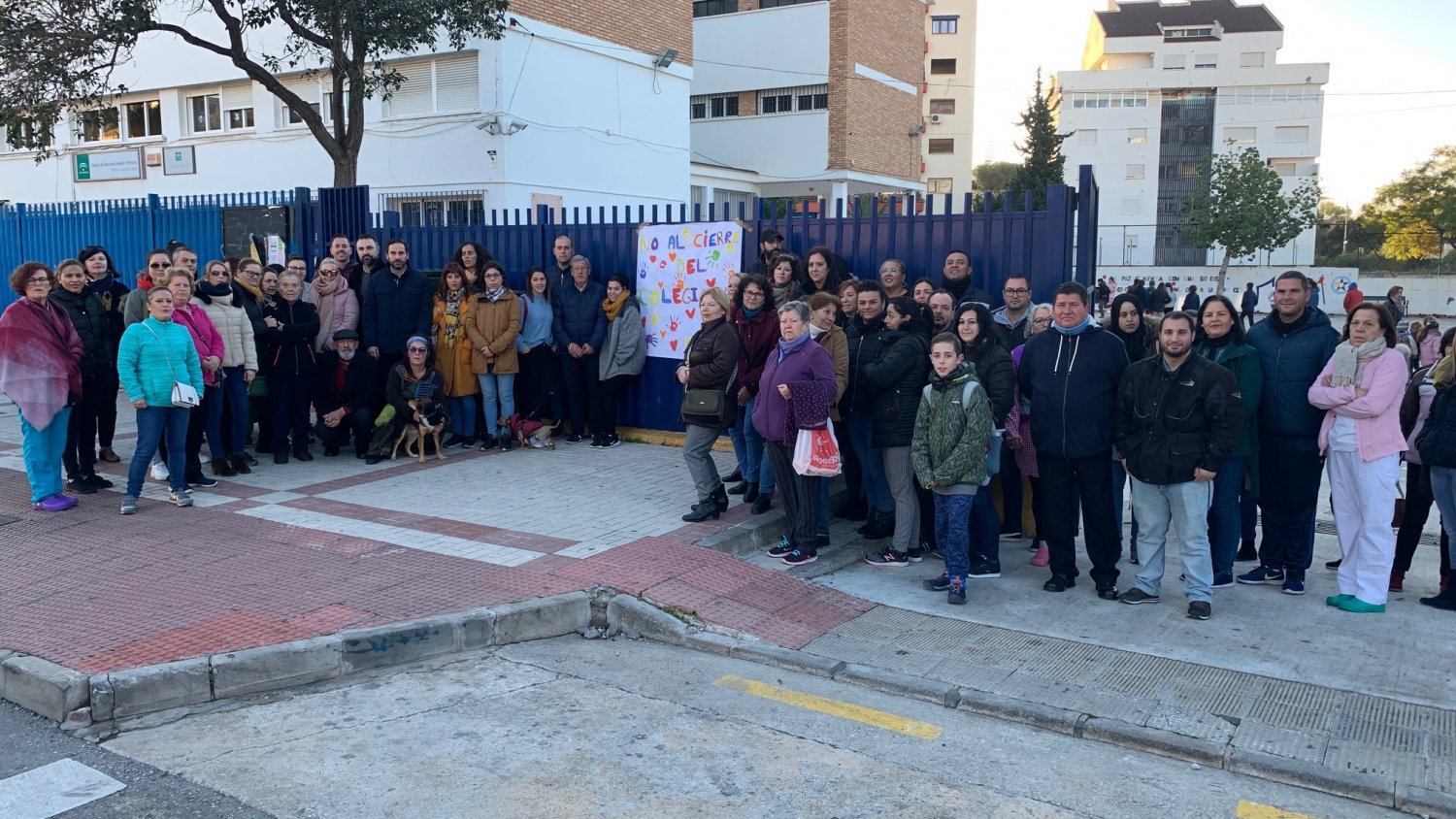 El AMPA del CEIP Gutiérrez Mata recoge más de 3000 firmas contra el cierre del centro