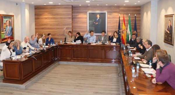 Torrox acuerda abonar 435 mil euros de facturas a pequeñas y medianas empresas del municipio