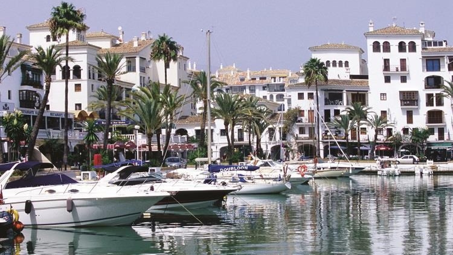 Hallan el cadáver de un hombre flotando en el Puerto de la Duquesa de Manilva