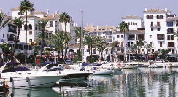 Hallan el cadáver de un hombre flotando en el Puerto de la Duquesa de Manilva
