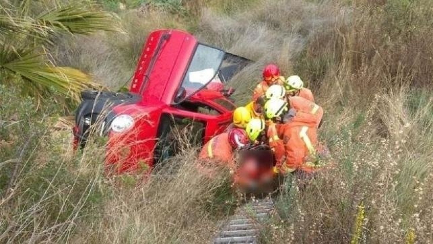 Fallece un hombre tras caer con su vehículo por un terraplén en Sayalonga