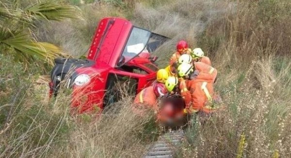 Fallece un hombre tras caer con su vehículo por un terraplén en Sayalonga