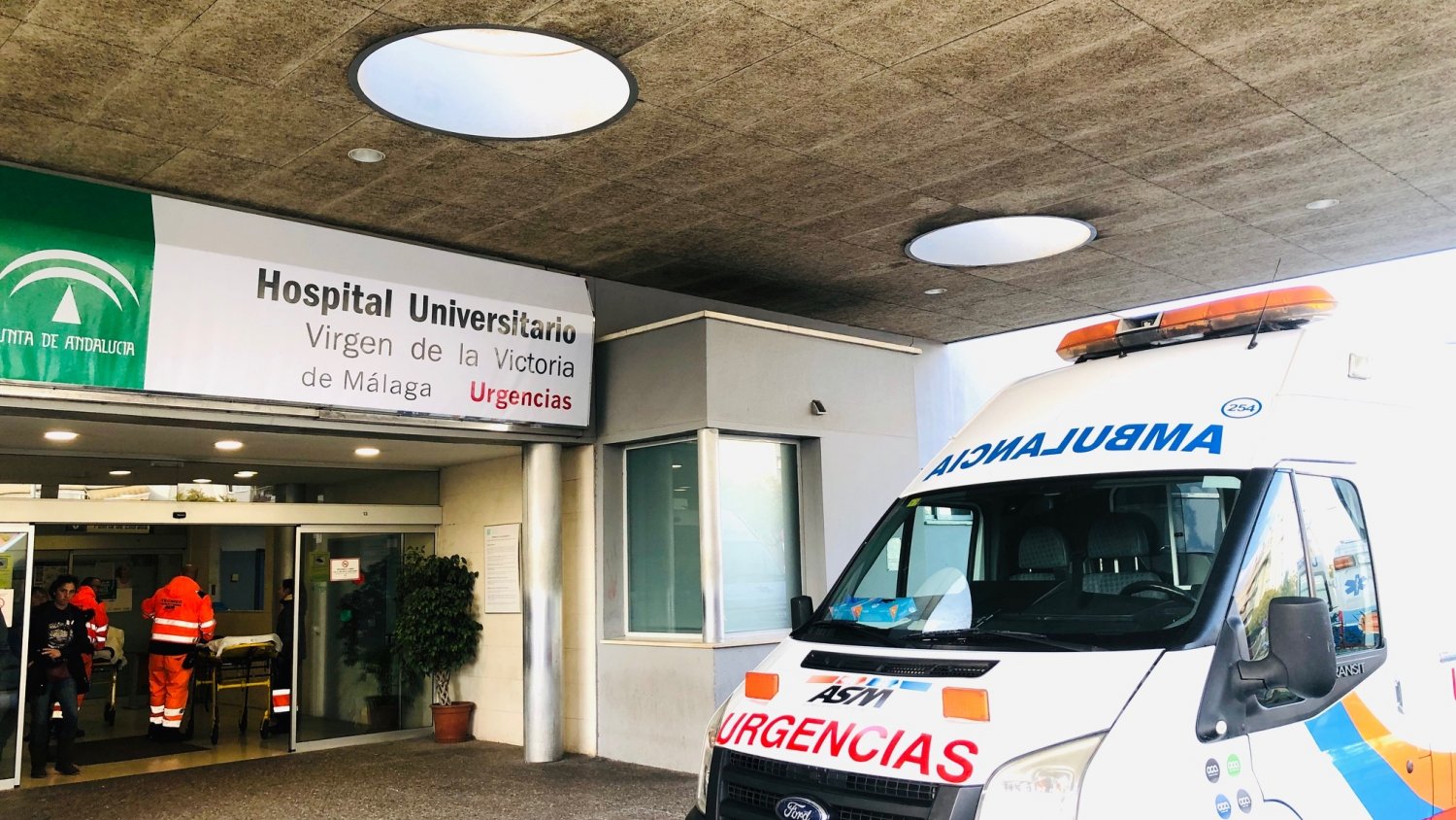 El Hospital Virgen de la Victoria contrata a 25 profesionales ante el aumento de casos por la Gripe