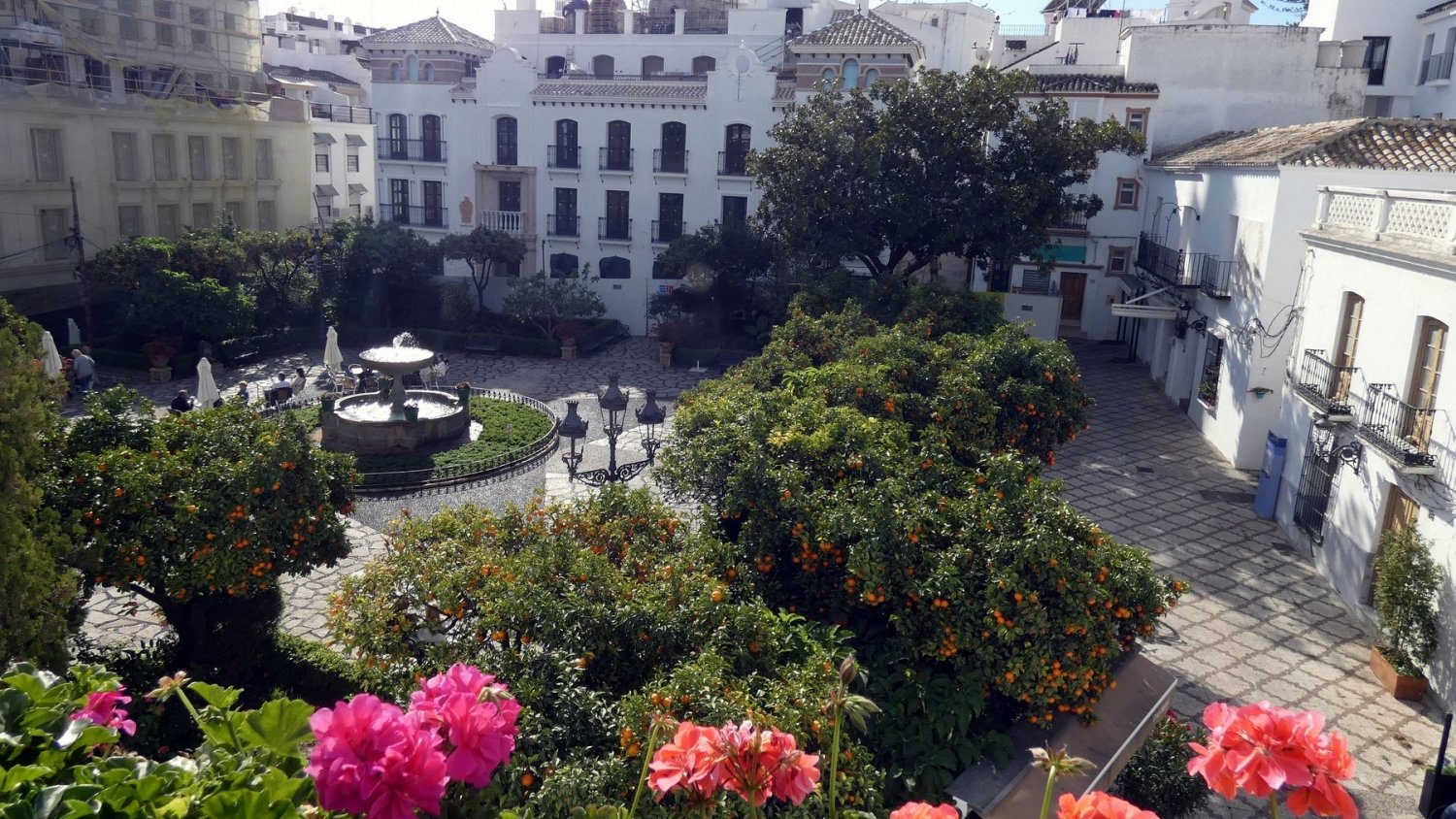 Estepona inicia la renovación de la céntrica plaza de Las Flores y tres calles adyacentes