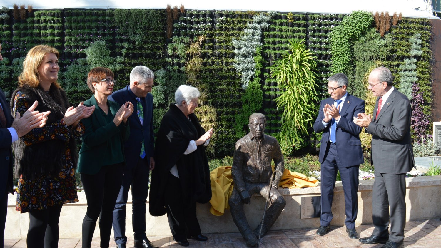 Rincón de la Victoria homenajea a Manuel Alcántara con una escultura de bronce y un mural de cerámica