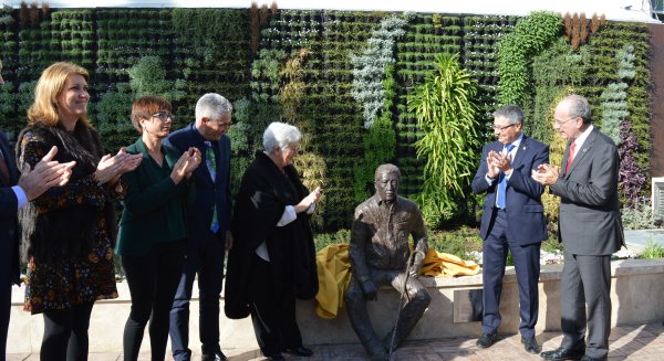 Rincón de la Victoria homenajea a Manuel Alcántara con una escultura de bronce y un mural de cerámica