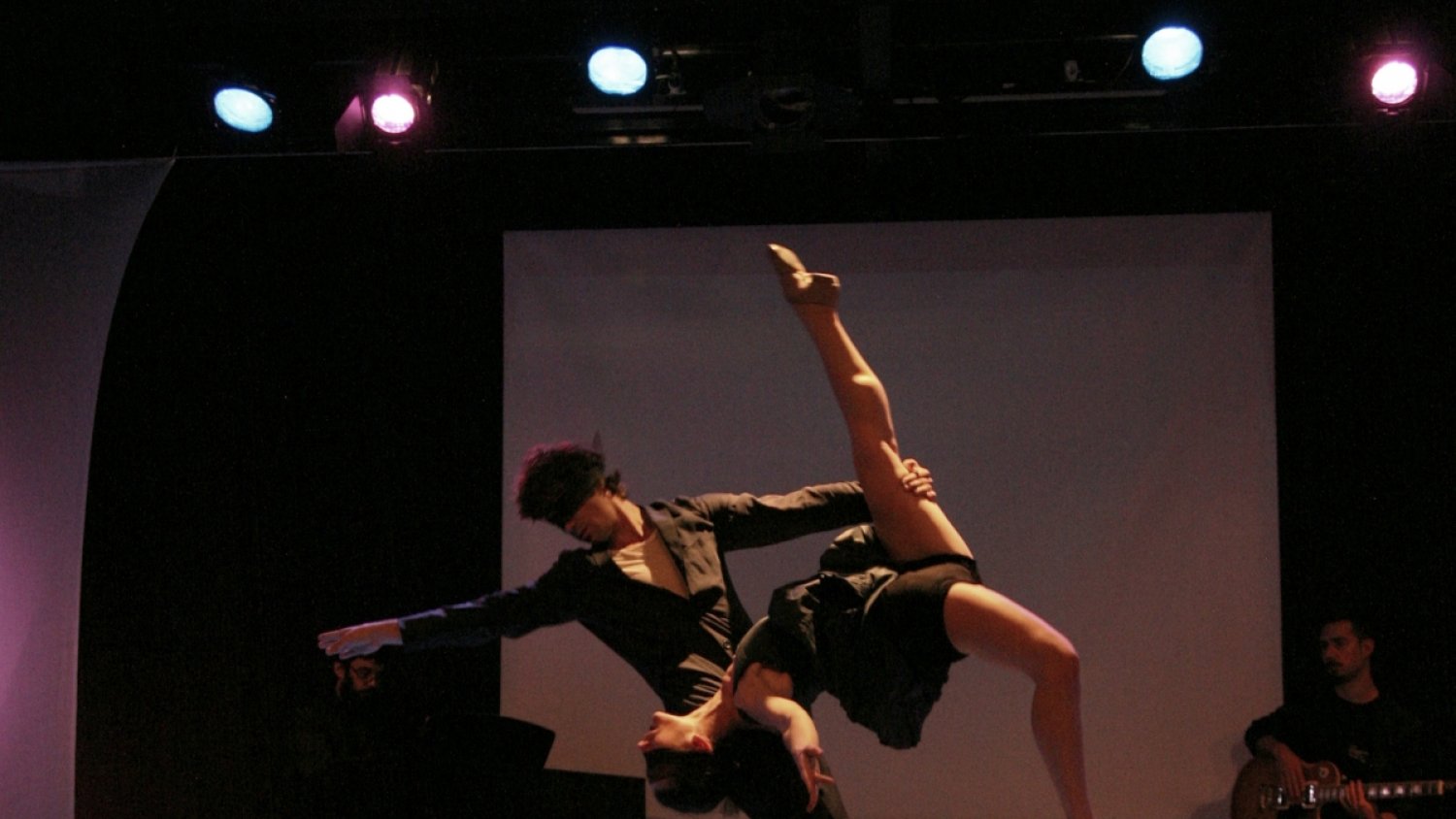 La compañía Beyond Dance fusiona la danza clásica y urbana en la Sala Gades