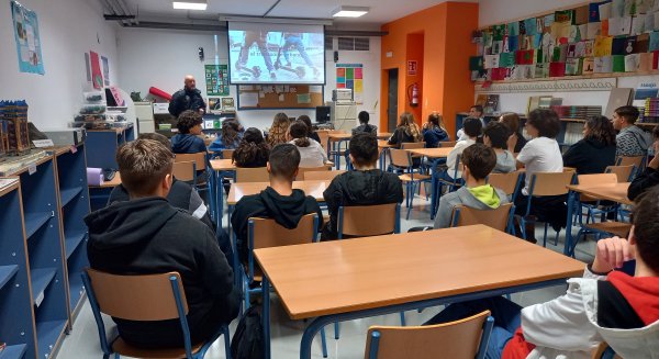 El Ayuntamiento ofrece charlas formativas a los alumnos de los institutos sobre el uso responsable de los VMP