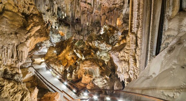 La Cueva de Nerja cierra el año del 60º aniversario de su descubrimiento con un 2,4% más de visitas que en 2018