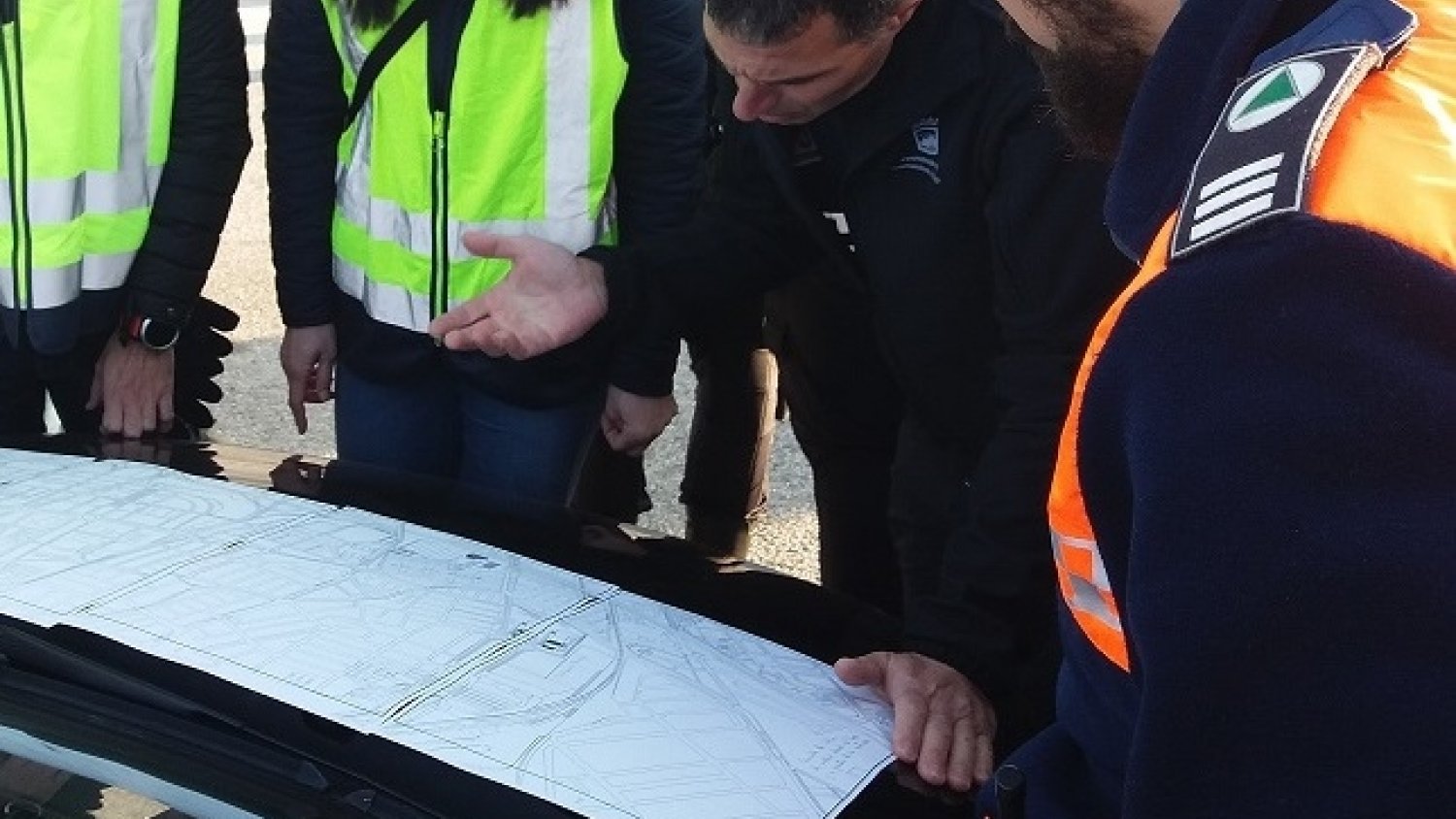 Agentes de la Policía Nacional y efectivos de Protección Civil realizan hoy una batida para localizar a una mujer desaparecida en Málaga