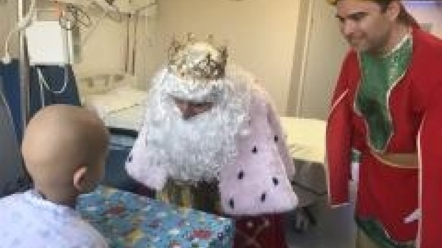 Los Reyes Magos reparten más de 300 regalos a los niños y niñas ingresados en el Hospital Materno Infantil de Málaga