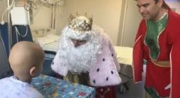 Los Reyes Magos reparten más de 300 regalos a los niños y niñas ingresados en el Hospital Materno Infantil de Málaga