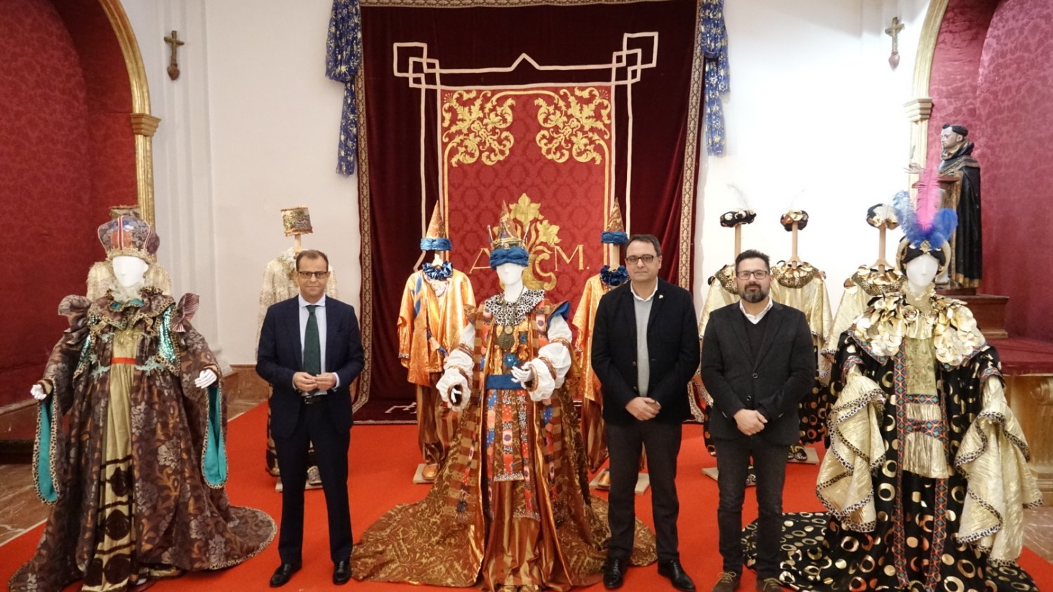 Los Reyes Magos de Málaga estrenan trajes con diseño del malagueño Jesús Segado