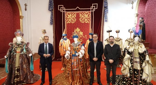 Los Reyes Magos de Málaga estrenan trajes con diseño del malagueño Jesús Segado