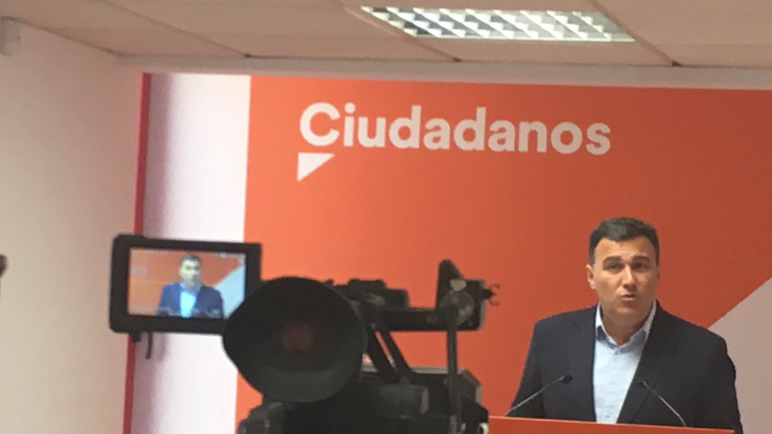 El portavoz de Ciudadanos en Málaga, Hernández White señala que “Andalucía lidera la bajada del paro con un gobierno fuerte y estable”