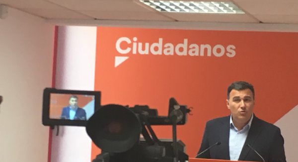 El portavoz de Ciudadanos en Málaga, Hernández White señala que “Andalucía lidera la bajada del paro con un gobierno fuerte y estable”