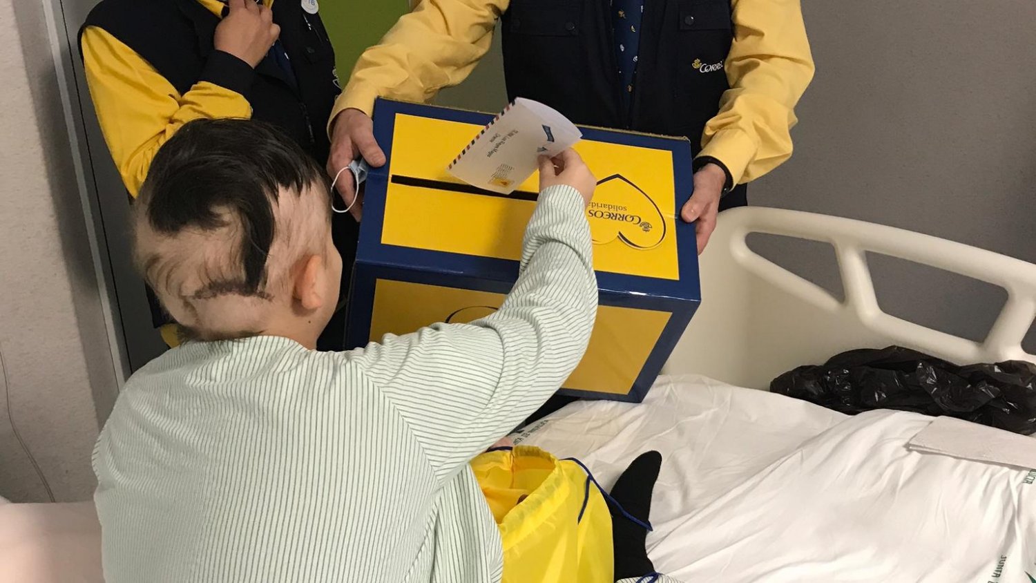 Correos recoge en Málaga las cartas para los Reyes Magos en el Hospital Materno-Infantil