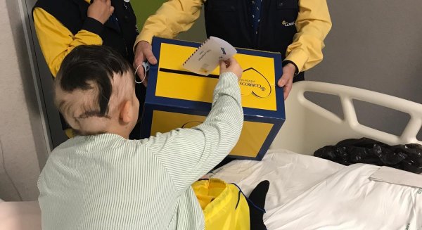 Correos recoge en Málaga las cartas para los Reyes Magos en el Hospital Materno-Infantil