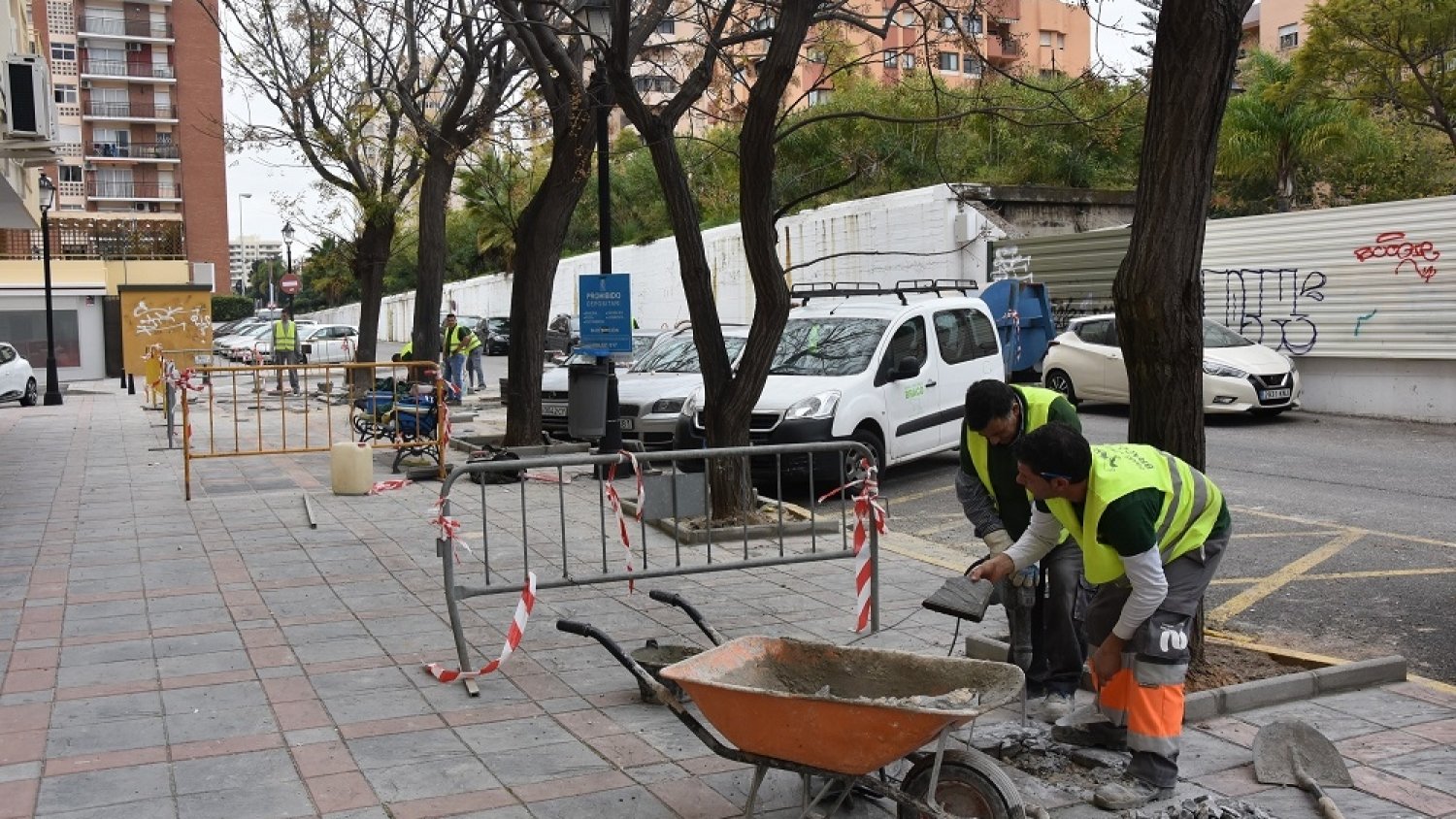 Urbanismo mejora en Fuengirola la accesibilidad en la avenida Jesús Santos Rein y varias zonas aledañas