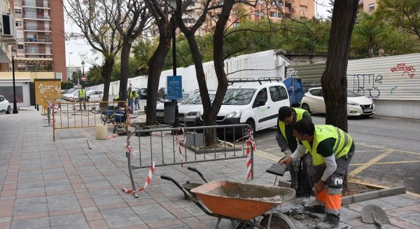 Urbanismo mejora en Fuengirola la accesibilidad en la avenida Jesús Santos Rein y varias zonas aledañas