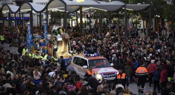 Los Reyes Magos repartirán 6 toneladas de caramelos, balones y peluches en la Cabalgata de Torremolinos