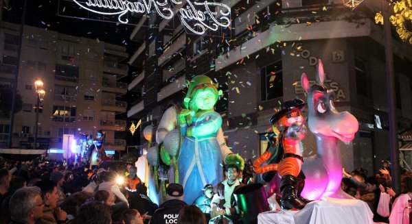 La cabalgata de los Reyes Magos repartirá en Estepona 15.000 kilos de caramelos blandos y miles de juguetes y regalos