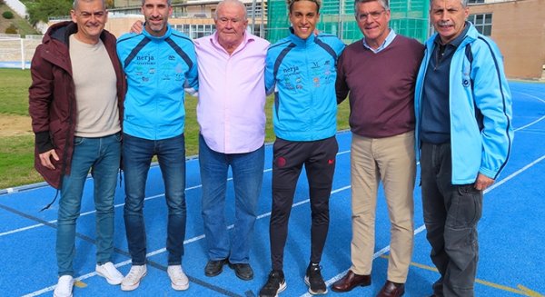 Ouassim Oumaiz visita la Escuela de Atletismo de Nerja