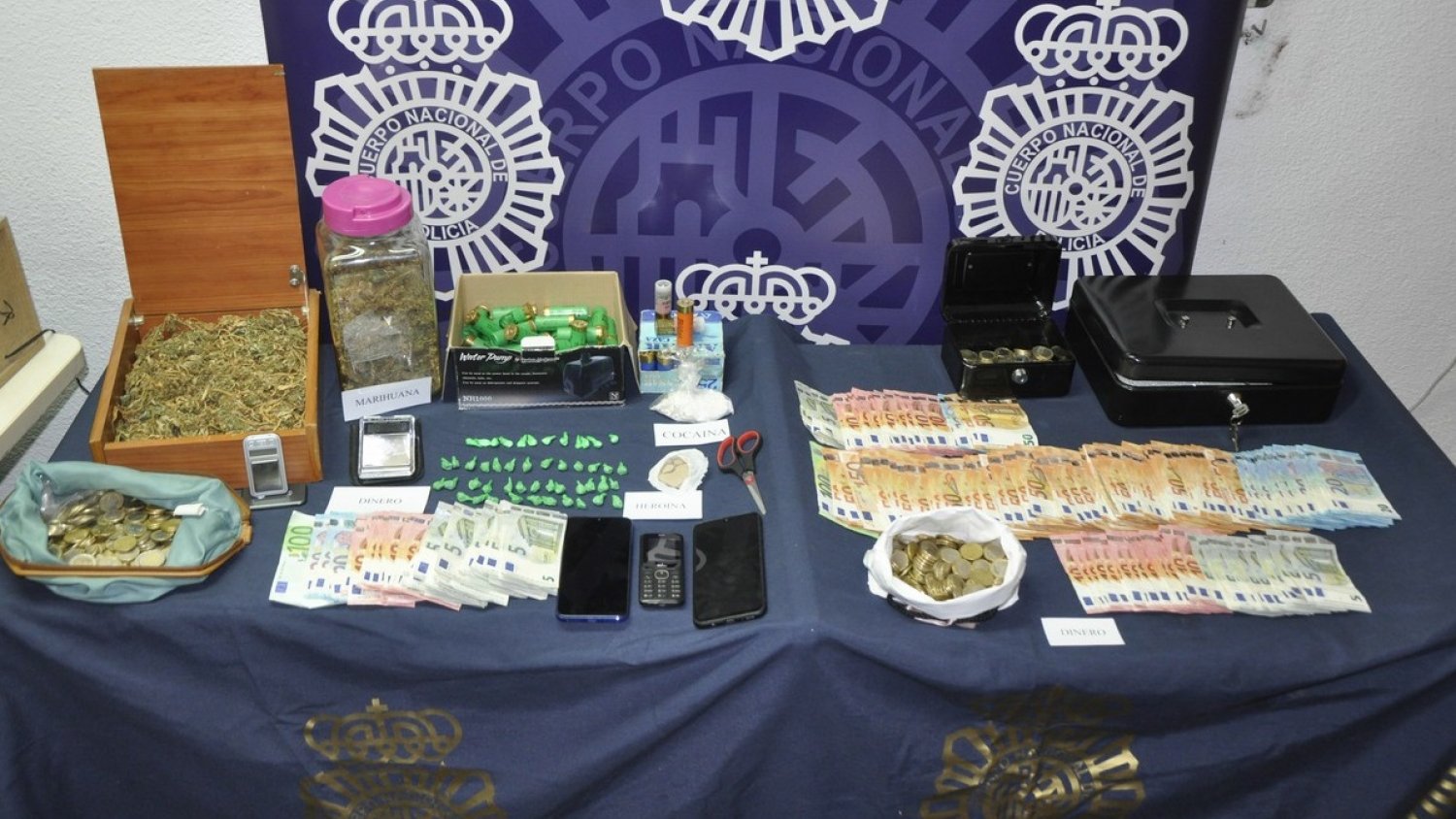Desmantelados dos puntos de venta de droga en Vélez-Málaga
