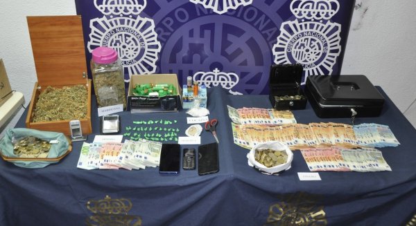 Desmantelados dos puntos de venta de droga en Vélez-Málaga