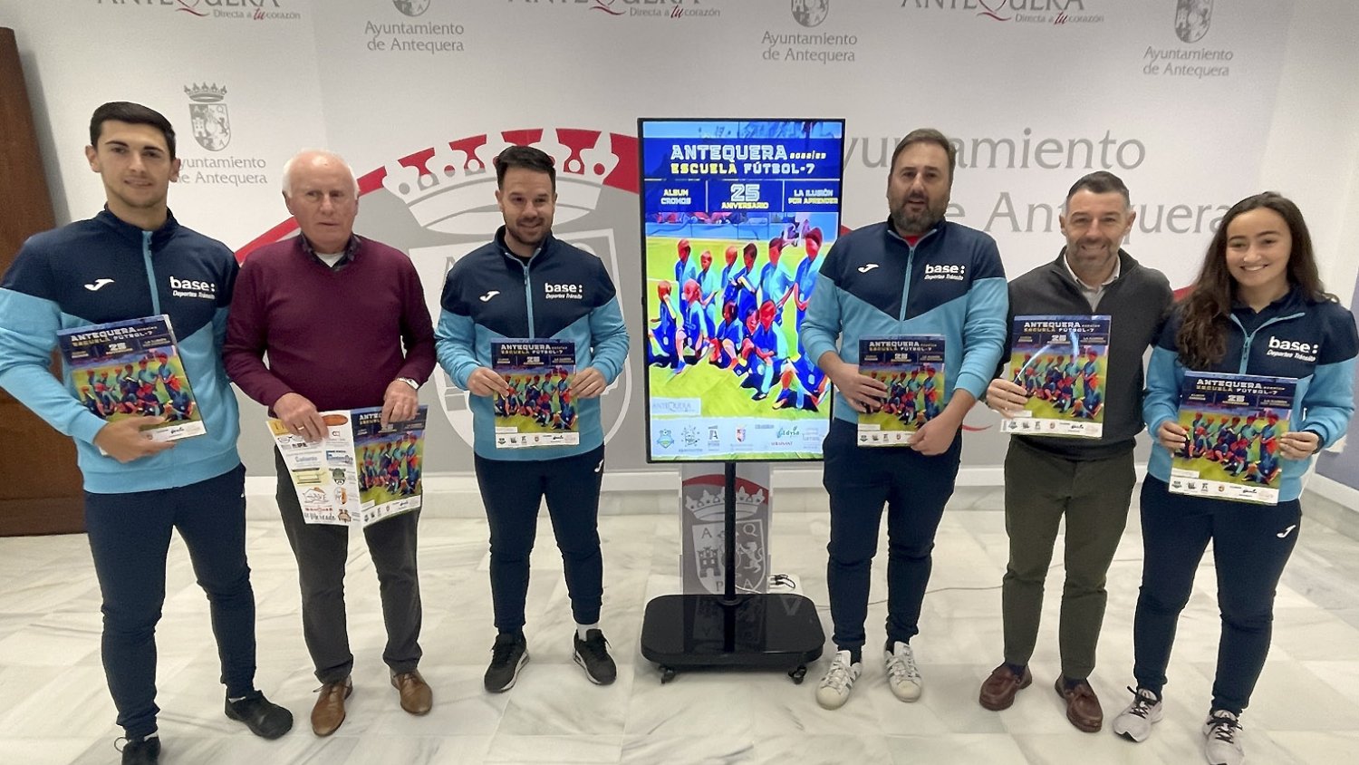 La Escuela Municipal de Fútbol celebra su 25 aniversario con la edición de un álbum de cromos