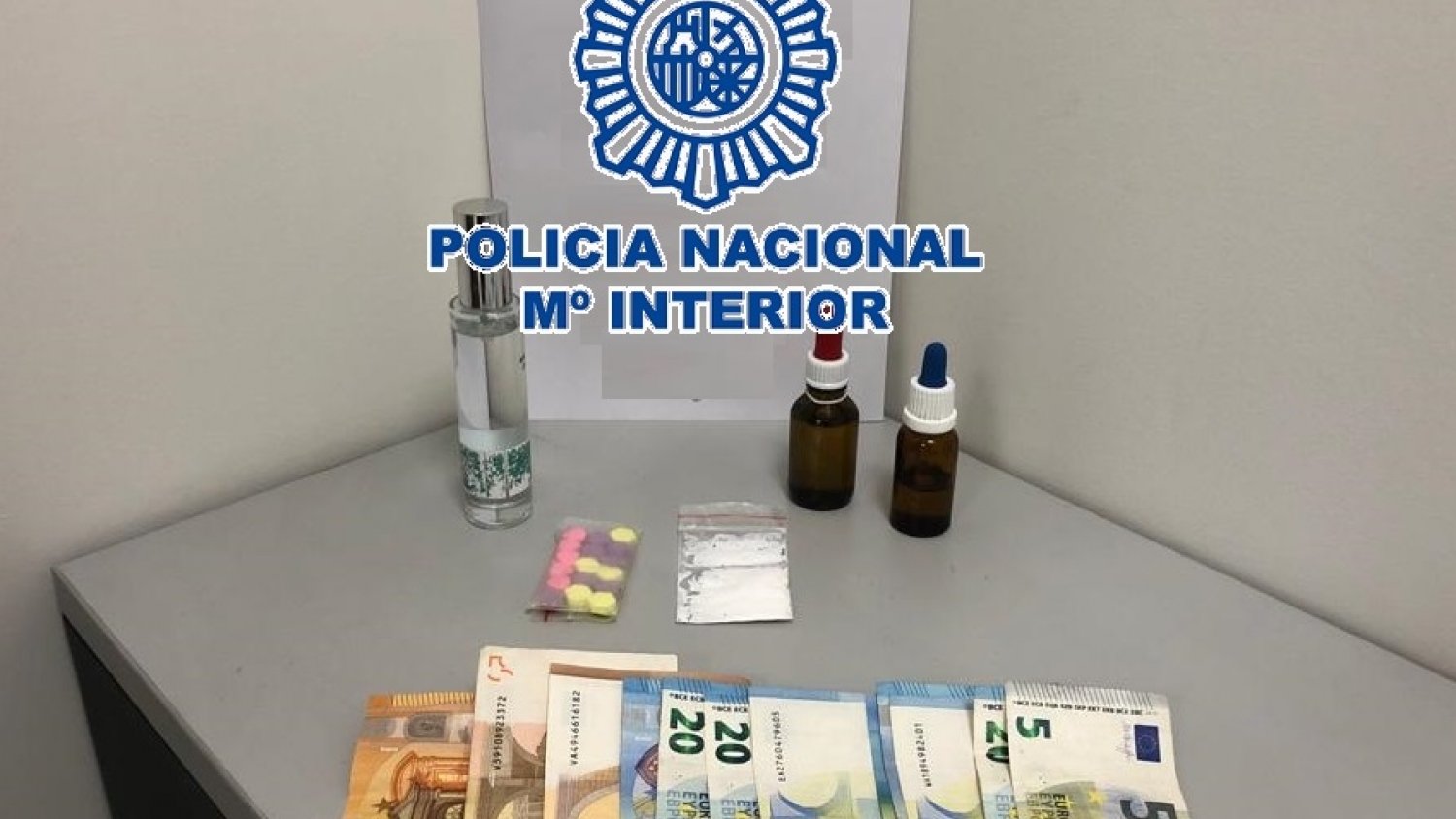 Sorprendido en la estación de autobuses de Málaga con éxtasis líquido disimulado en un frasco de colonia