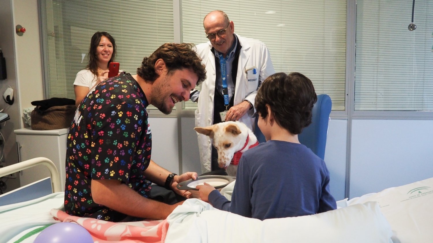 El Hospital Materno Infantil pone en marcha una unidad de terapia canina para los menores ingresados en la UCI