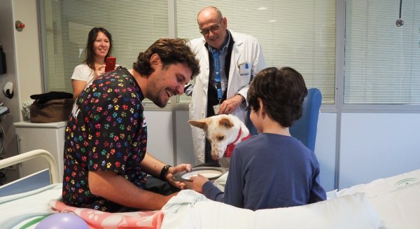 El Hospital Materno Infantil pone en marcha una unidad de terapia canina para los menores ingresados en la UCI