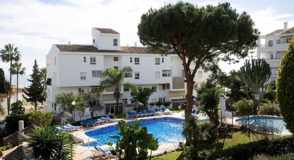Investigan si un fallo en la depuradora causó la muerte de un padre y dos de sus hijos en la piscina de un 'resort'  en Mijas